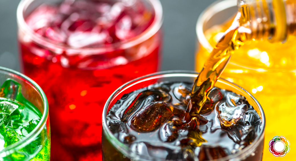 Copos de refrigerante colorido - foto: rawpixel/freepik